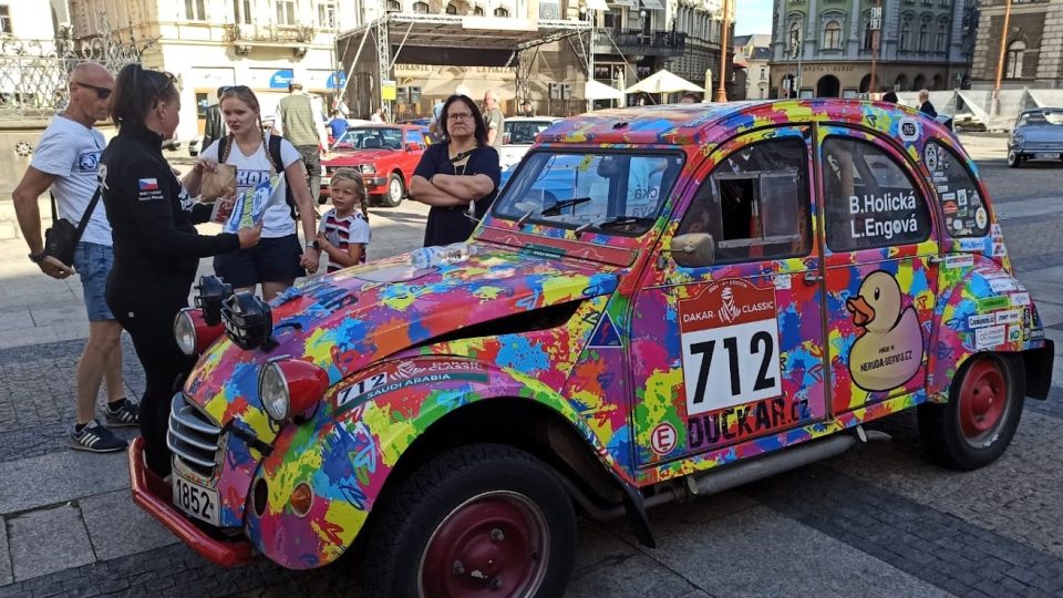 Automobilové skvosty na náměstí před libereckou radnicí