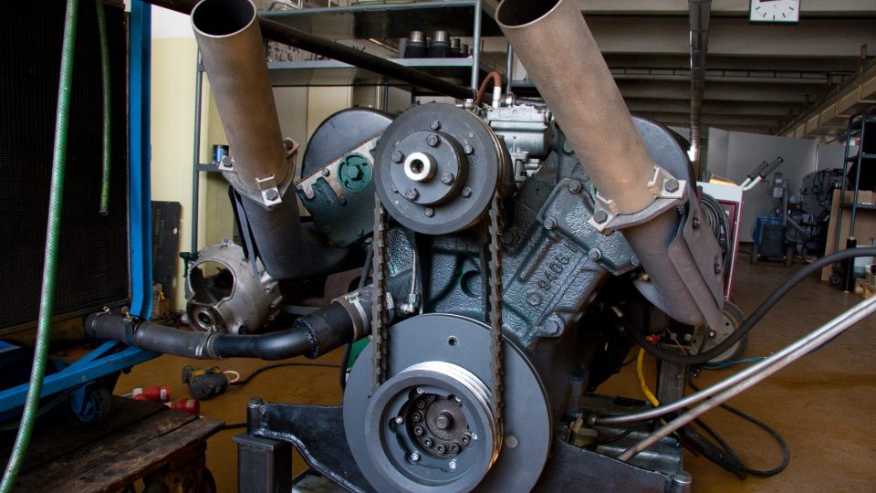 Detail zrenovovaného historického motoru. Motorářská dílna v Bílém Potoce