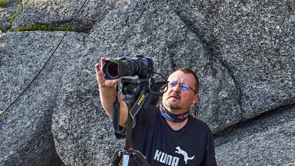 Viktor Kuna při natáčení na ferratě Kočičí kameny