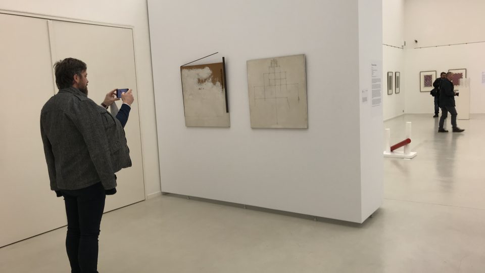 Výstavu si prohlédl i ředitel galerie Jan Randáček 
