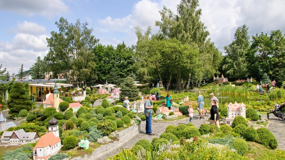 Park miniatur Památek Dolního Slezska v polských Kowarech nabízí i prohlídku modelů českých památek | foto: Jaroslav Hoření, Český rozhlas Park miniatur Památek Dolního Slezska v polských Kowarech nabízí i prohlídku modelů českých památek