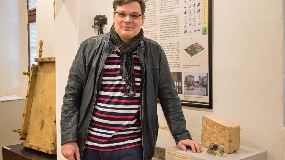 Na výstavě o historii ohýbaného mimoňského nábytku se z velké míry podílel archivář Michal Rádl
