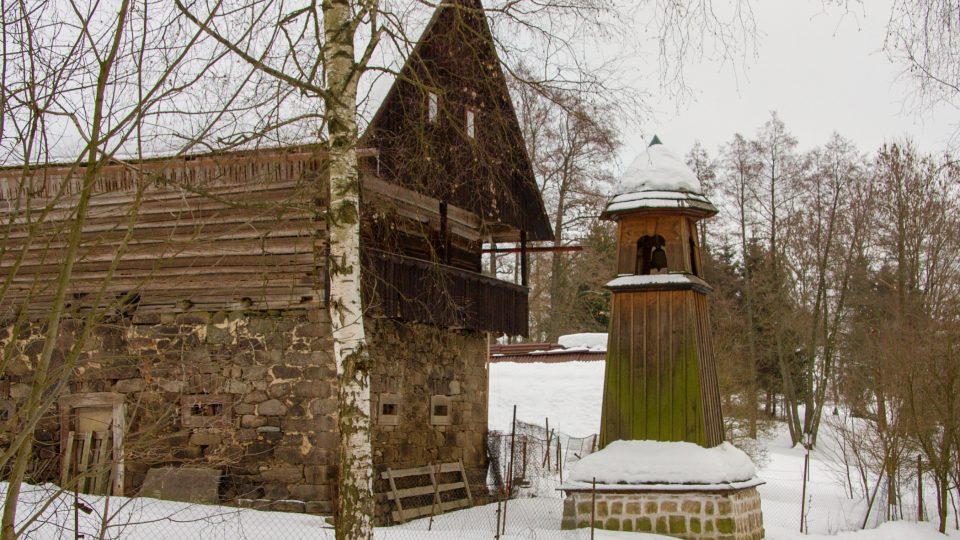 Dřevěná zvonička ve Škodějově