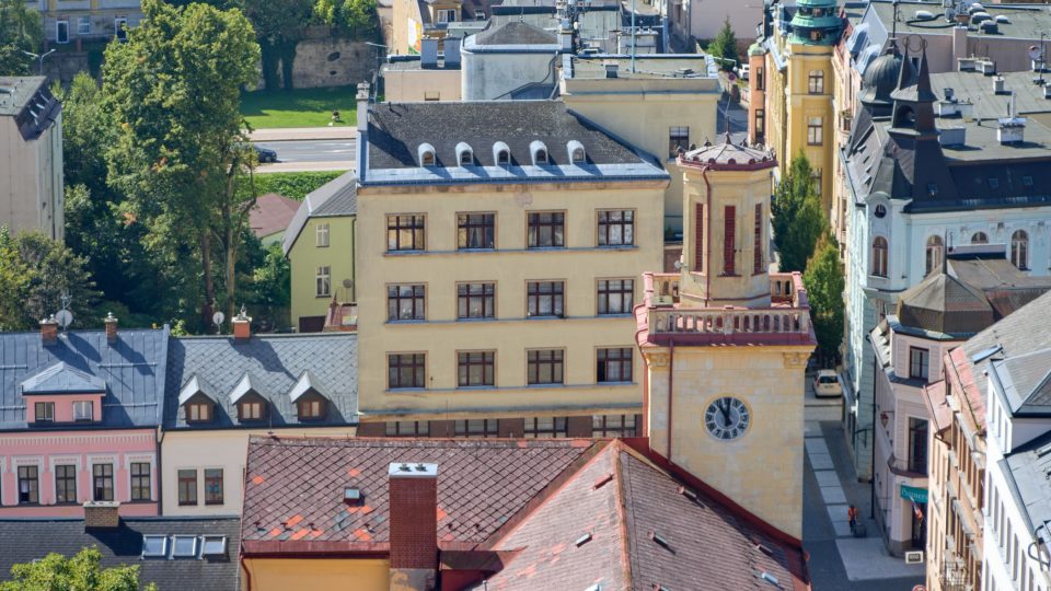 Výhled z věže radnice v Jablonci nad Nisou na Dolní náměstí - budova staré radnice