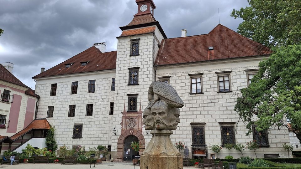 Kašnu na nádvoří třeboňského zámku zdobí schwarzenberský erbovní znak odkazující na porážku tureckých vojsk | foto: Zdeněk Zajíček, Český rozhlas Kašnu na nádvoří třeboňského zámku zdobí schwarzenberský erbovní znak odkazující na porážku tureckých vojsk