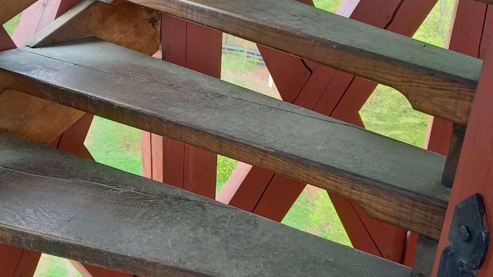 Dřevěné je i schodiště s celkem 85 schody