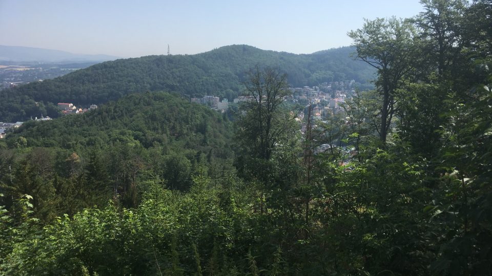 Motýlí dům najdete vysoko nad Karlovými Vary.JPG