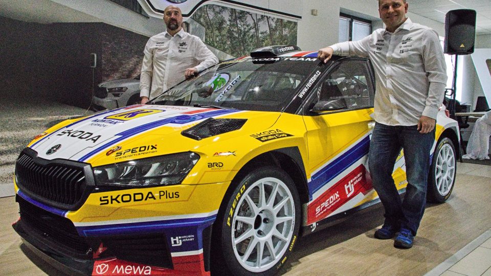 Tomáš Proktorát a Věroslav Cvrček z Kontakt Škoda Teamu u nového závodního vozu Fabie RS Rally 2