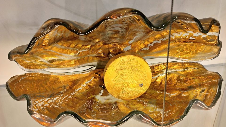 Česká mincovna: Zlatá mince v lastuře