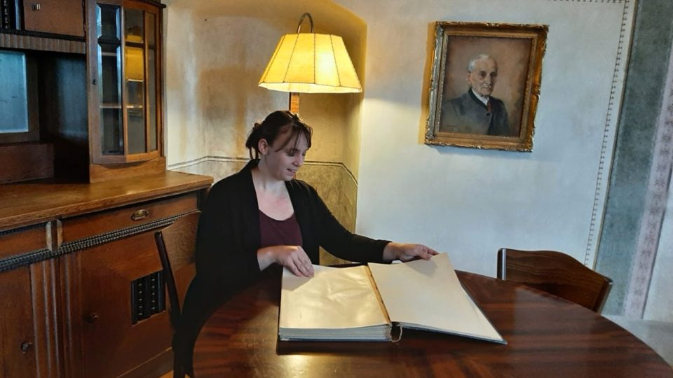 Kastelánka Grabštejna Věra Ozogánová představuje výstavu Afrika Karla Podstatského z Lichtenštejna