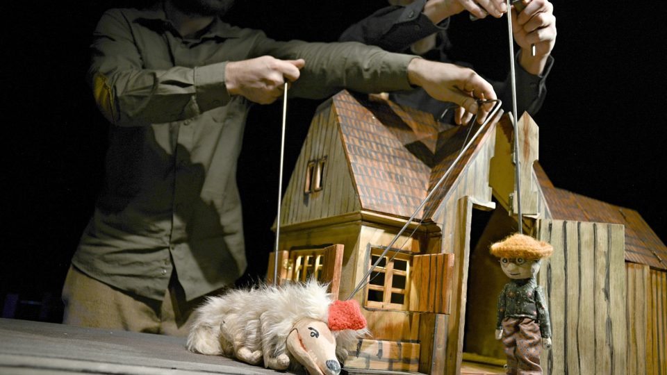 Vlk, Karkulka, babička a další - v nové pohádce libereckého Naivního divadla hraje na 40 loutek