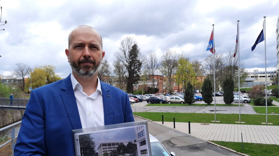Náměstek libereckého hejtmana Zbyněk Miklík z České pirátské strany ukazuje budoucí parkovací dům