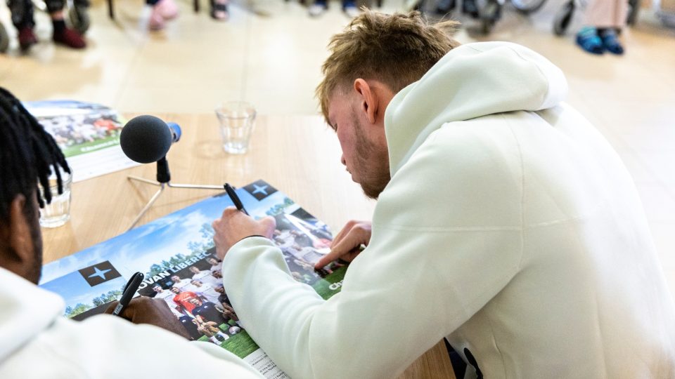 Fotbalisté Slovanu Sebastián Kop a Benjamin Nyarko navštivili klienty Alzheimer Home centra ze Sychrova