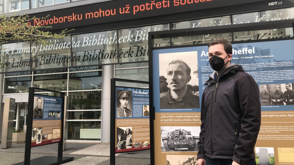 Výstava Bojovali, abychom žili před libereckou knihovnou a její autor Jan Hnělička