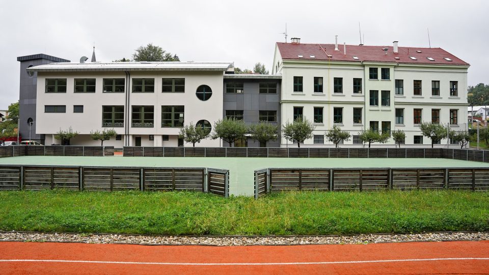 Budova školy a hřiště