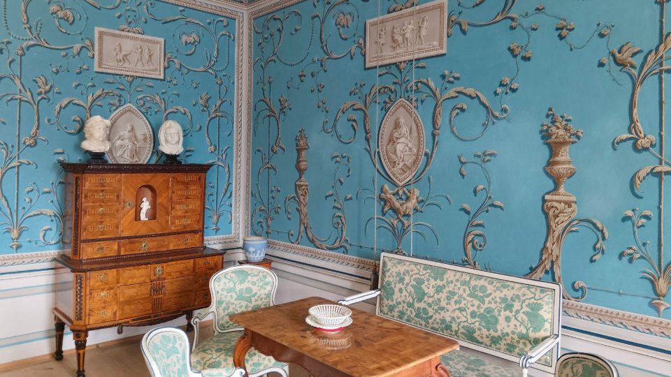 Modrý pokoj býval pracovnou hraběnky, Černínovy první manželky Josefiny pocházející z rodu Thun-Hohenstein | foto: Jiří Trnka, Český rozhlas Modrý pokoj býval pracovnou hraběnky, Černínovy první manželky Josefiny pocházející z rodu Thun-Hohenstein