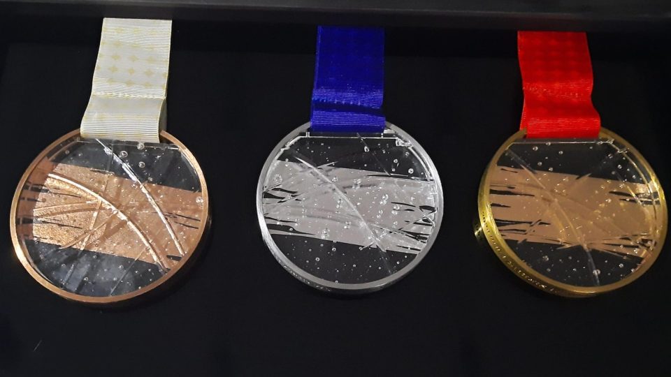 Sada medailí pro mistrovství světa v hokeji 2024. Vznikají v novoborském Kolektiv Ateliers