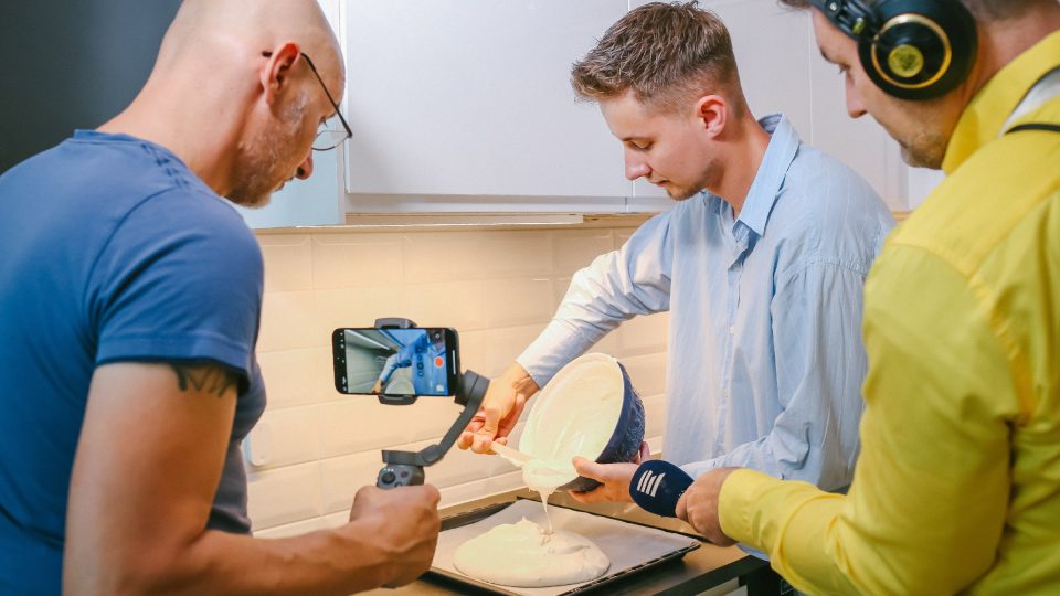 Řídké těsto nalijeme na plech vyložený pečicím papírem