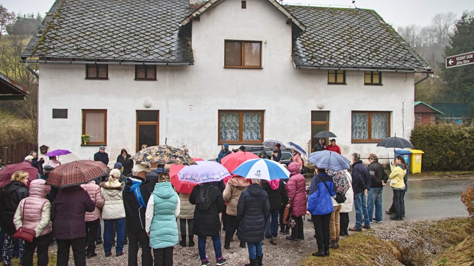 Lidé se sešli před rodným domenm Jiřího Šlitra v Zálesní Lhotě u Jilemnice v den 100. výročí jeho narození