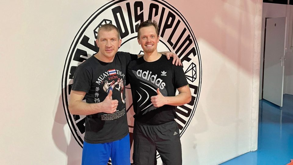 Pyotr Nakonechnyi, trenér v klubu boxerů a thai boxerů Adamas (vlevo) s moderátorem Jakubem Marvanem