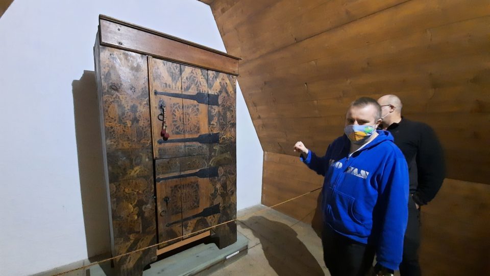 Muzejník Jiří Šrýtr ukazuje unikátní gotickou skříň se šablonovou malbou
