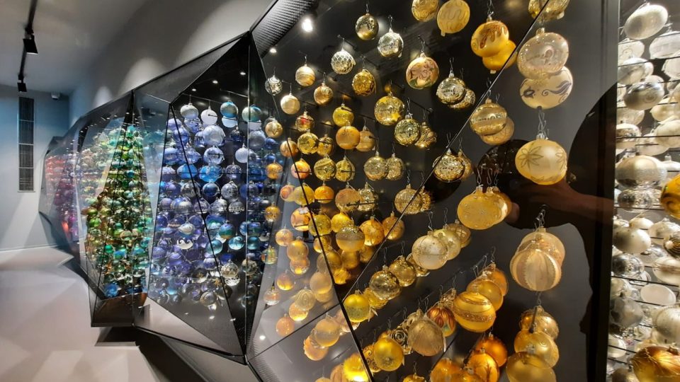 V nové stálé expozici jabloneckého Muzea skla a bižuterie jsou vystaveny historické i současné vánoční ozdoby