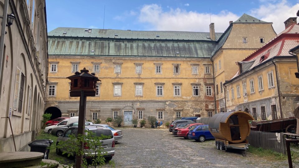 V renesančním zámku v České Kamenici byly dřív byty, teď ho opravuje soukromý majitel