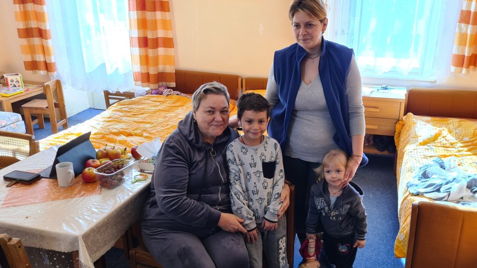 Uprchlíci z Ukrajiny ve svém dočasném ubytování v rekreačním areálu  Sedmihorkách