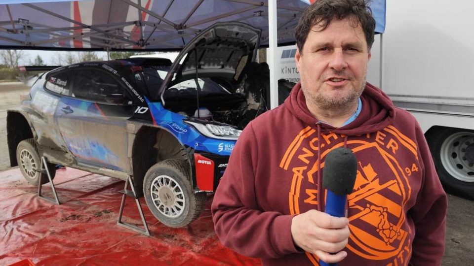 Redaktor Pavel Petr při natáčení Setkání u mikrofonu se závodníkem Filipem Marešem
