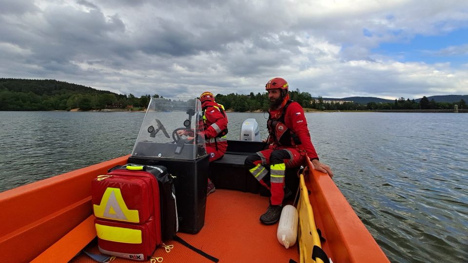 Dobrovolní vodní záchranáři u jablonecké přehrady Mšeno
