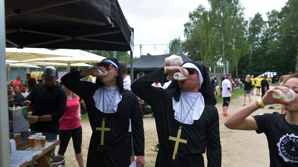 Pivní běh kolem jablonecké přehrady se běhá v týmech a na každém stanovišti musí každý závodník vypít malé pivo