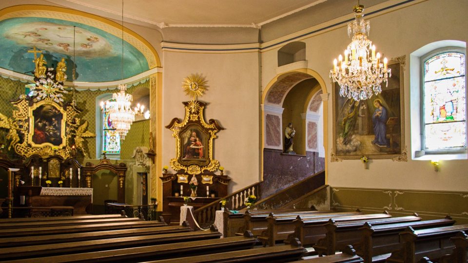 Interiér kostela svatého Josefa v Krásné