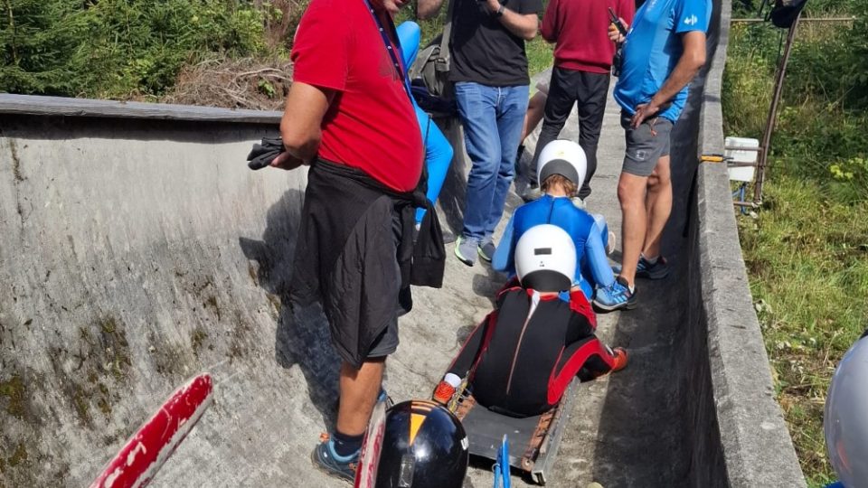 Na startu závodu na kolečkových saních. Na oslavách 50 let dráhy ve Smržovce