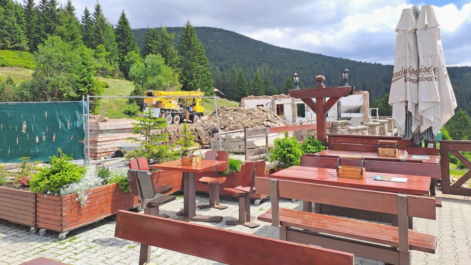 Terasa restaurace Štumpovka je nedaleko opravované chaty Dovračky