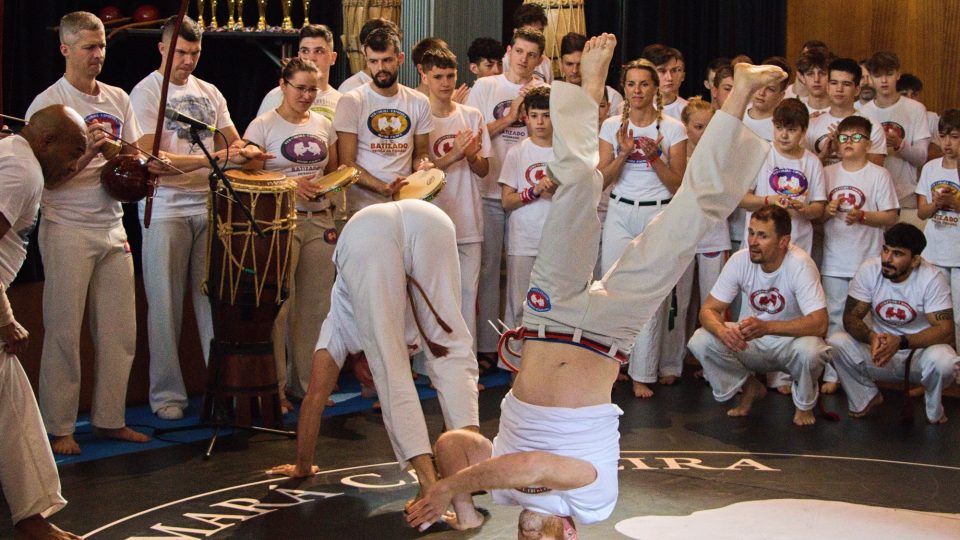 Capoeira se podobá akrobacii i tanci, momentka z MČR v Liberci