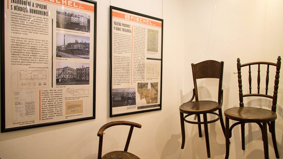 Výstava v českolipském muzeu připomíná slavnou éru výroby nábytku z ohýbaného dřeva v Mimoni