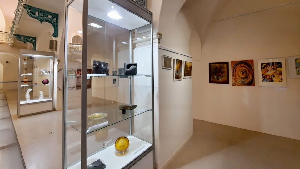 Liberecké Oblastní galerie vystavuje díla připravená do charitativní aukce Nadace Euronisa