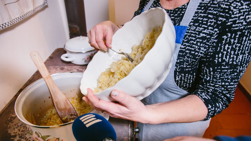 Kysané zelí přidáváme na k osmahnuté cibulce