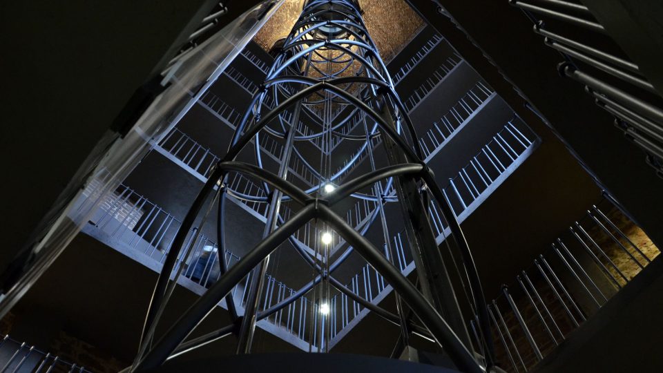 Konstrukce výtahu, vedoucího na ochoz věže