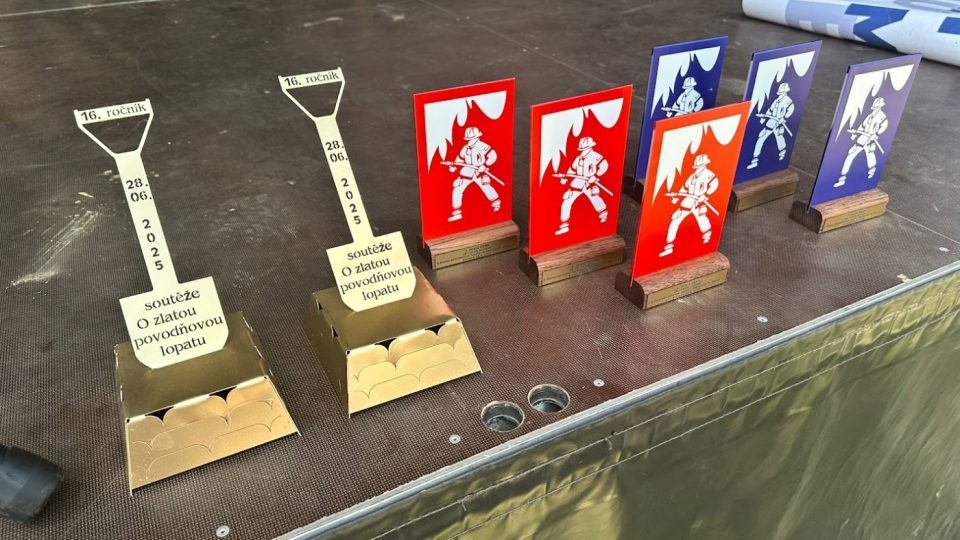 Trofeje O zlatou povodňovou lopatu tentokrát putovaly k týmům z Minkovic | foto: Kateřina Kubíčková, Český rozhlas Trofeje O zlatou povodňovou lopatu tentokrát putovaly k týmům z Minkovic