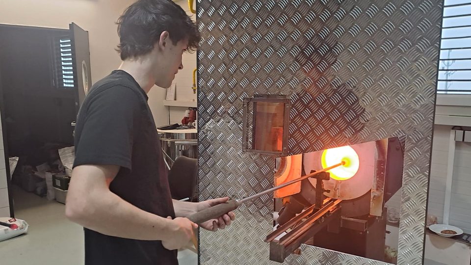 Výroba skleněného anděla ve sklářské huti u Jarošů | foto: Jana Švecová, Český rozhlas Výroba skleněného anděla ve sklářské huti u Jarošů