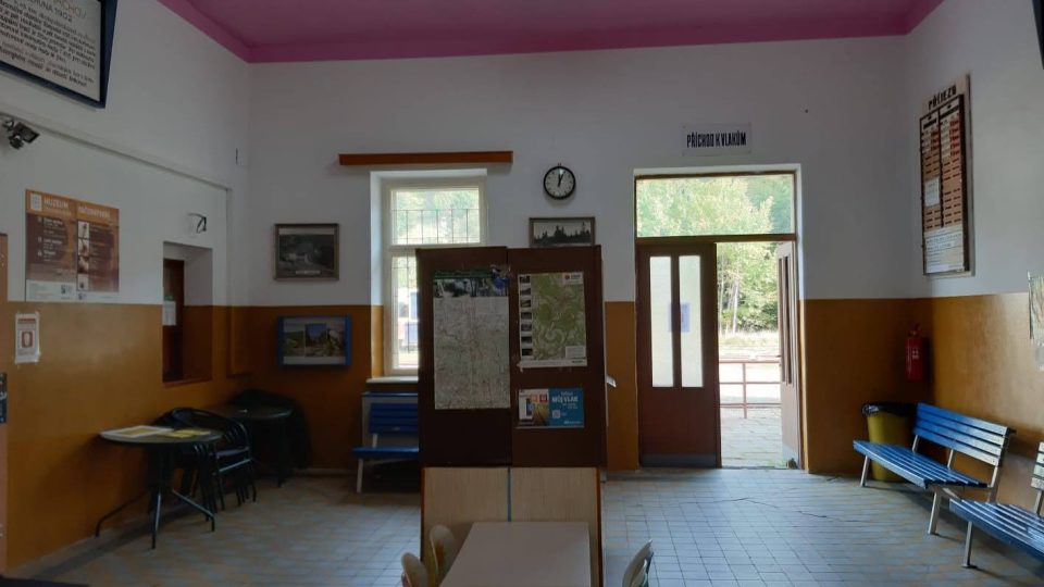 Volební místnost je v muzeu ozubnicové železnice na nádraží v Kořenově