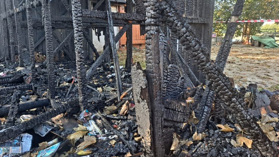 Téměř stoletý areál u jablonecké přehrady vyhořel 17. srpna 2022