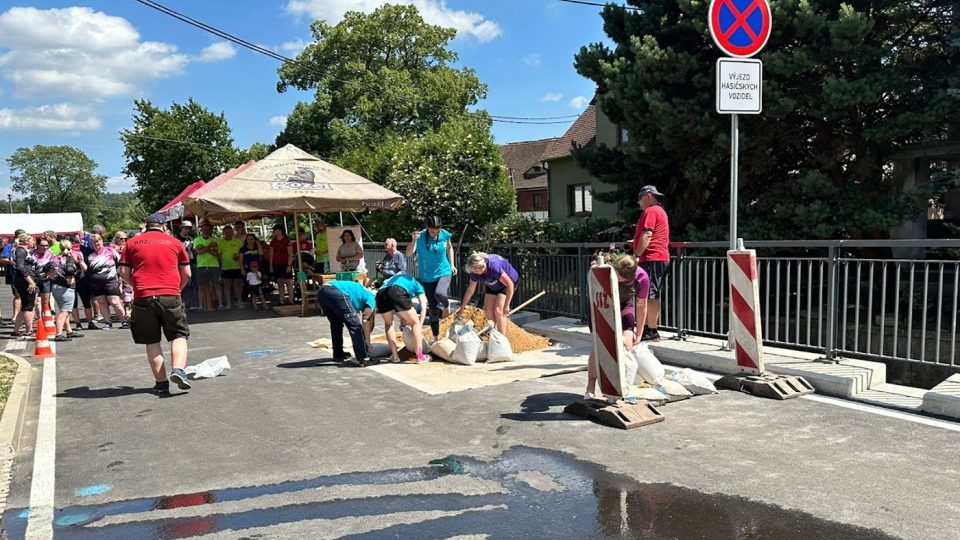 Soutěž O zlatou povodňovou lopatu ve Višňové na Frýdlantsku pořádají tamní dobrovolní hasiči | foto: Kateřina Kubíčková, Český rozhlas Soutěž O zlatou povodňovou lopatu ve Višňové na Frýdlantsku pořádají tamní dobrovolní hasiči