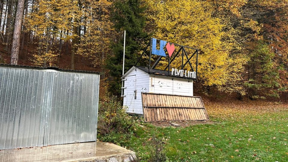 Lesní koupaliště v Liberci před rekonstrukcí - provizorní stánek nahradí zastřešené zázemí