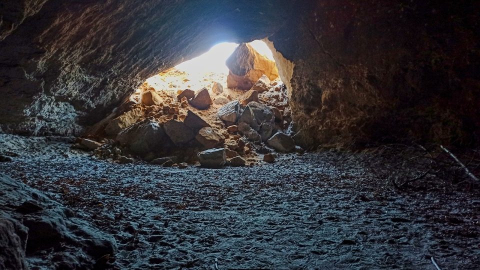 Pohled z téměř zavalené jeskyně