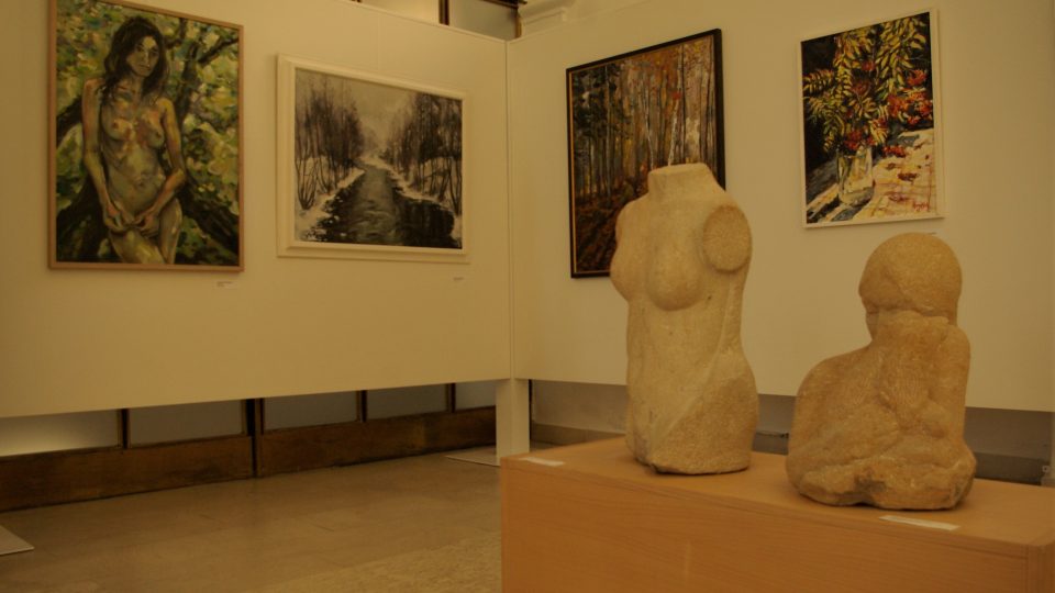 Pohled do jičínské galerie s tvorbou Spolku podkrkonošských výtvarníků