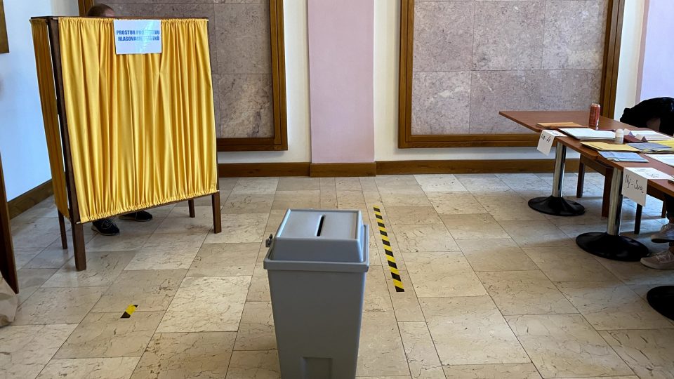 Volební místnost v budově českolipské radnice