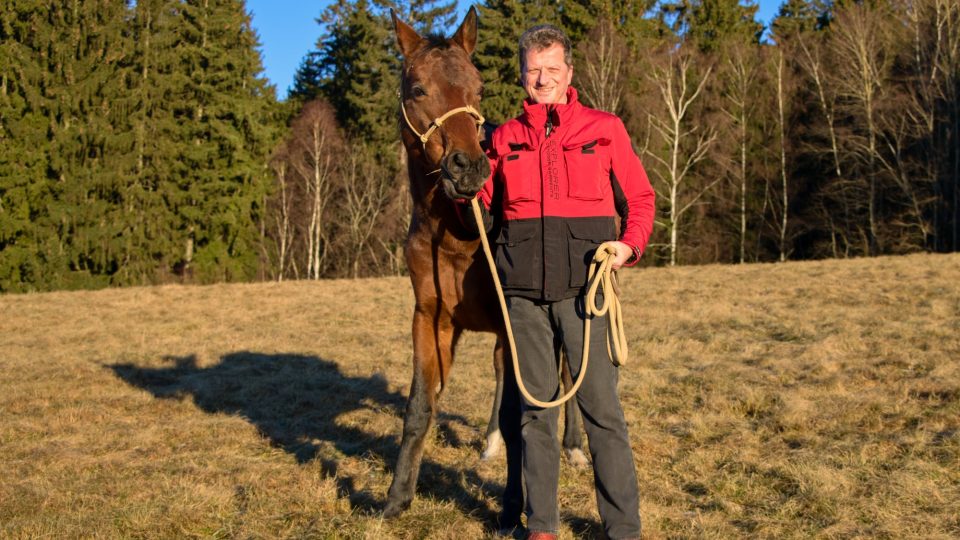 Dobrou náladu měl při natáčení reportáže o terapii koňskou duší i Jaroslav Hoření