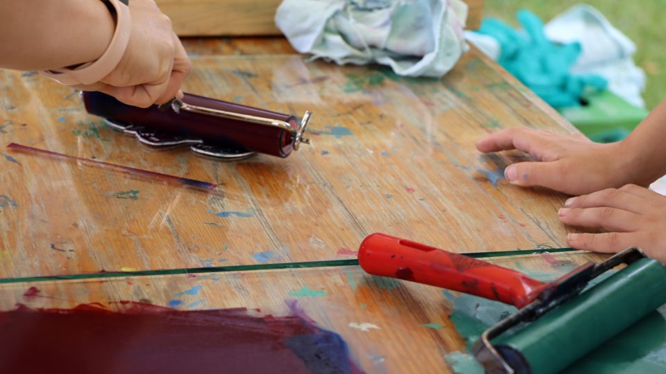 Momentka z jedné z řemeslných sobot na Dlaskově statku, kde si lidé můžou vyzkoušet něco sami vyrobit